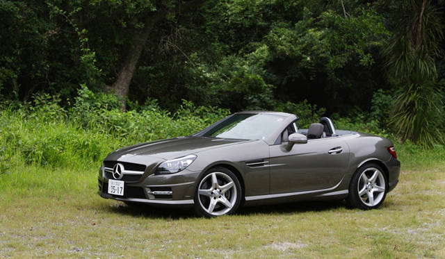 <strong>Mercedes-Benz SLK350 BlueEFFICIENCY｜メルセデス・ベンツ SLK350 ブルーエフィシエンシー</strong>　今回試乗した車輛はAMGスポーツパッケージを採用したモデル。ホイールには18インチ 5スポークアルミホイールを履き、10ミリメートルローダウンされたスポーツサスペンション、フロントスポイラーのデザインが変更される。