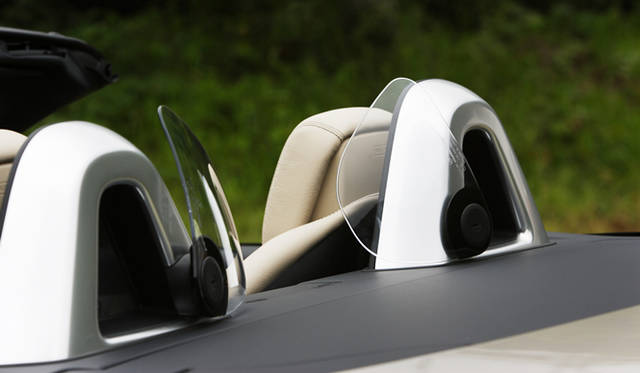 <strong>Mercedes-Benz SLK200 BlueEFFICIENCY｜メルセデス・ベンツ SLK200 ブルーエフィシエンシー</strong>　アクリル製ドラフトストップ。200SLK ブルーエフィシエンシースポーツのみオプションで用意される。他の2モデルにかんしては標準で用意。