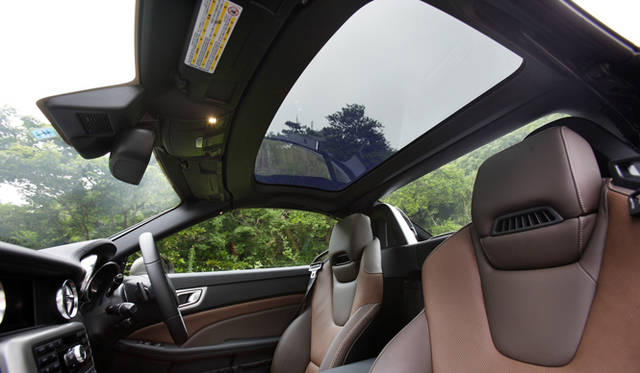 <strong>Mercedes-Benz SLK350 BlueEFFICIENCY｜メルセデス・ベンツ SLK350 ブルーエフィシエンシー</strong>　マジックスカイコントロールつきバリオカムルーフ。