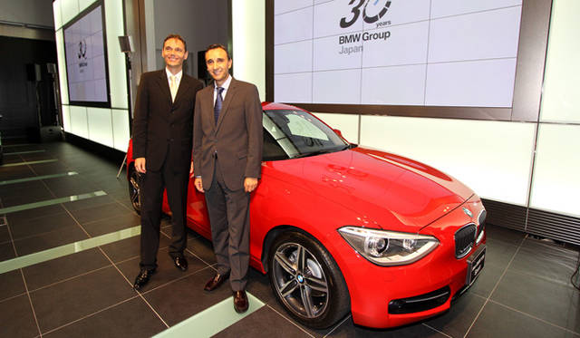 <strong>BMW  1 Series｜ビー・エム・ダブリュー 1シリーズ</strong>　向かって左から、BMW ジャパンのローランド クルーガー代表取締役社長と、ドイツ本国より新型1シリーズのプレゼンテーションのために来日したアルバレド ベルナルド ロペス 車両評価担当部長。