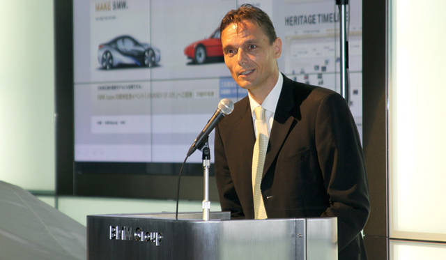 <strong>BMW  1 Series｜ビー・エム・ダブリュー 1シリーズ</strong>　発表会のオープニングで挨拶する ローランド クルーガー代表取締役社長。