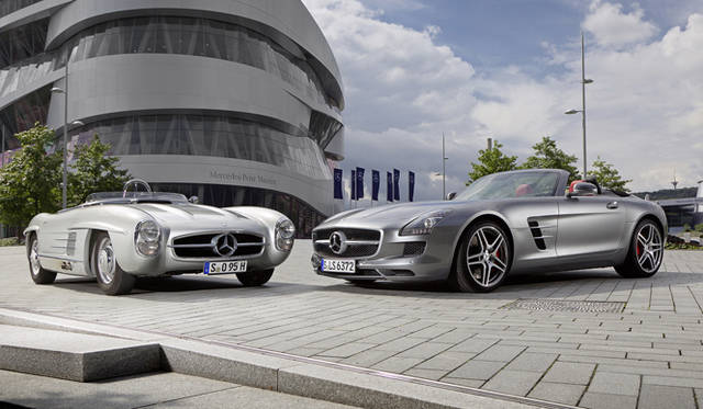 <strong>Mercedes-Benz SLS AMG Roadster｜メルセデス・ベンツ SLS AMG ロードスター</strong>　写真左が300 SL ロードスター。