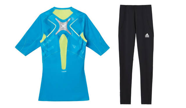 <strong>adidas｜アディダス</strong>　 adidas men’s training fall&winter 2011　「techfit」左／ショートスリーブTシャツ シーズナル9030円、右／ロングタイツ5985円