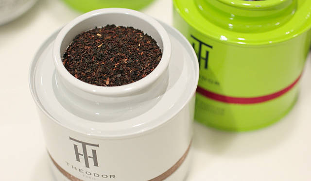 <strong>THE Ô DOR｜テオドー　大和 極上かぶせ煎茶（井ノ倉茶園）　70g（缶入り）　4305円</strong><br />日本茶の発祥の地と言われる奈良県で、テオドーが出会った芸術的な煎茶。作り手の深い愛情を感じる茶葉、水色、香り、そして味わい。一芯二葉で摘採された茶葉の甘い新芽の香りと、上品なまろみのある濃厚な旨味。このすばらしい煎茶を生み出す井ノ倉茶園は、2010年度日本茶品評会煎茶の部にて一等を受賞。出涸らしを天ぷらにしたり、ポン酢をかけておひたしにするなど、食べて愉しむこともできるこの最上級のお茶は、もう飲んでいただく以外、説明することはありません！<br /><br />原材料｜緑茶（日本）