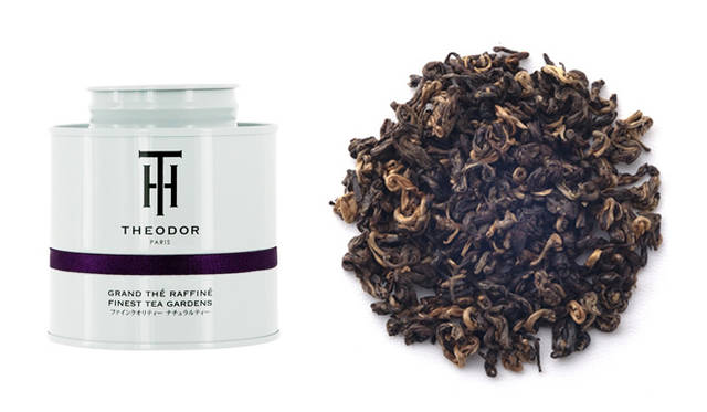 <strong>THE Ô DOR｜テオドー　雲南 ゴールデン パール　100g（缶入り）　4095円</strong><br />新芽の先端から二枚の葉のついた部分を摘みとった、高級茶葉の摘み方とされる一芯二葉の状態の茶葉をひとつひとつ手で丸めて作られるこのお茶は、製造しているファクトリー自体が非常に少なく、希少なお茶。ゴールデンチップを多く含み、まるでジャスミンパールように丸い茶葉は、3分蒸らしてストレート、5分蒸らせば濃いめのストレート、10分以上でミルクティと、渋くならないのが特徴。紅茶のような香りと甘さをもちながら、まるで烏龍茶のようにすっきりとしたコクと渋みを感じるフレーバーは朝にお薦め。 <br /><br />原材料｜紅茶（中国・雲南省） 