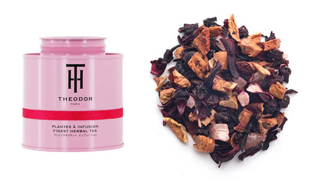 <strong>THE Ô DOR｜テオドー　メランジュ ドゥ ジャルダン ド マモン　100g（缶入り）　3360円</strong><br />ハイビスカス、赤スグリによって透明感のある、美しい赤に色づくメランジュ ドゥ ジャルダン ド マモンは、ビタミンCが多く含まれていることもあり、女性に人気のブレンド。お茶として日常的に愉しむことはもちろんのこと、酸味のあるさっぱりとした味わいに、ローズシロップを入れて甘さをプラスし、シャンパンで割ってアルコールとして愉しむのもお薦め。色も味わいもロゼのような雰囲気のカクテルは、ホームパーティや女子会など、お客さんへのウェルカムドリンクとしてもよろこばれそう！<br /><br />原材料｜アップル、ハイビスカス、スグリ、ローズヒ ップ、パイナップル<br />香料｜ストロベリー