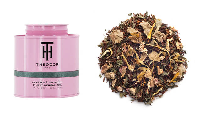 <strong>THE Ô DOR｜テオドー　プリヴィレッジ　100g（缶入り）　3360円</strong><br />“PRIVILEGE＝特別扱い”という名前のこのお茶は、なんとモロッコの王様のスペシャルオーダーとして生まれたブレンド！　中東では日常的に親しまれているミントティを、ノンカフェインのルイボスティをベースに、モロッコ原産のナナミントと、王様らしい高級感をローズの上品な香りで表現。ミントのすっきりとした清涼感と、ローズの甘く華やかな味わいは、彩り豊かな花びらが見た目にもラグジュアリーなひと品である。 <br /><br />香りの特徴｜ミント、ローズ<br />原材料｜レッドルイボス、クリスピーミント、バラ、マリーゴールドの花<br />香料｜レモン
