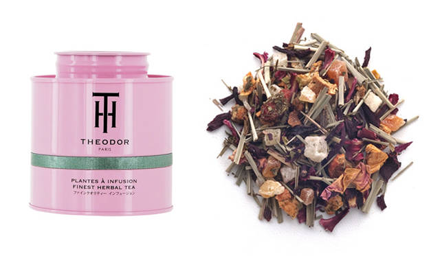 <strong>THE Ô DOR｜テオドー　ジョア ド ヴィーヴル　100g（缶入り）　3360円</strong><br />“人生のよろこび”という意味をもつ薄いピンク色の美しい水色のお茶は、酸味のあるハイビスカスのフレーバーを、リンゴやバナナなど、みずみずしいフルーツの甘く優しい香りが包みこみ、まろやかな味わいに。ミントやレモングラスがすっきりと軽やかな後味を演出する。レモングラスが好きな方は5、6分しっかりと置いてあげることでレモングラスの香りをより愉しむことができるので、ぜひ試してみて！<br /><br />香りの特徴｜エキゾチックなフルーツ、シトロネラ、レモングラス、クコの実、ブラックベリーの葉、スペアミント、バラの花びら