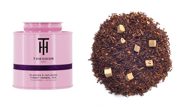 <strong>THE Ô DOR｜テオドー　マラブ　100g（缶入り）　3360円</strong><br />女性にとくにお薦めなのが、ハーブティシリーズのなかで一番人気のマラブ。健康や美容にもよいとされるノンカフェインのルイボスティに、キャラメルのチップとドライアップルをブレンドし、まるでタルトタタンのような豊かな甘い香りのフレーバーを表現したお茶は、ホットで淹れれば湯気とともに立ち上る甘美な香りが部屋を包み、ロマンティックな時間を演出。ノンカフェインなので眠りに就く前のリラックスタイム、身体をあたためるのにぴったり。お菓子のように甘く上品な香りに包まれて眠れば、すてきな夢を見られそう。<br /><br />原材料｜レッドルイボス、キャラメルチップ、アップル<br />香料｜キャラメル、マラスキーノ、ベイクドアップル
