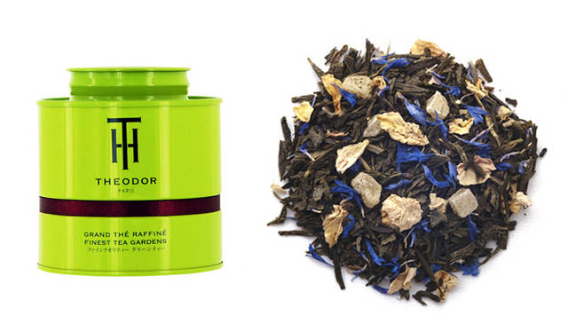 <strong>THE Ô DOR｜テオドー　ペシェ ミニオン 　100g（缶入り）　3360円</strong><br />“ペシエ＝小さい”“ミニヨン＝罪”、“小さい罪”という意味をもつブレンドは、フレーバード グリーンティーシリーズのなかでもっとも人気のあるひと品。たとえばダイエット中、誘惑に負けてチョコレートをパクリ……そんなチョコレートのように、あなたにとってペシェ ミニオン（小さな罪）になるだろう、という意味が込められている。まるでジャスミン茶のようにすっきりと軽やかな味わいが魅力の緑茶をベースに、メロンやパイナップル、パパイヤ、ピーチなど、フレッシュな果実の香りを抱き込んだ茶葉は、まるでジュースのようにフルーティな味わい。水出ししてアイスで愉しむのもお薦め！<br /><br />原材料｜緑茶、パイナップル、パパイヤ、カラフルな矢車草の花びら<br />香料｜パッションフルーツ、メロン、ワイルドストロベリー、「オーチャード」ピーチ 