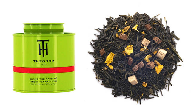 <strong>THE Ô DOR｜テオドー　ジュ ヌ セ コワ . . .　100g（缶入り）　3360円</strong><br />“ジュ ヌ セ コワ . . .＝一体なんだかわからない”という大胆な名前をもつブレンドは、飲んでみればその意味がわかるだろう。誰もが「これ、なに？」と思わず口にする味わい、じつはまろやかな緑茶のベースに、キャラメルチップ、バニラビーンズをブレンドし、プチフール（焼き菓子）のように甘く、コクのある深い香りを表現したもの。これはぜひ一度試していただきたい。例外なくあなたの口からも、“なにこれ？”という言葉がこぼれてしまうだろう！<br /><br />原材料｜緑茶、バニラ、キャラメル、ヒマワリの花びら<br />香料｜バニラ、ビスケット