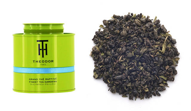 <strong>THE Ô DOR｜テオドー　オン ヴァ ス ルヴォワール　100g（缶入り）　3360円</strong><br />緑茶をベースに、すっきりとしたモロッコ産のナナミントと、ベルガモットをブレンドした軽やかな味わいのミントティは、最後にふわっと鼻に抜けるコショウの香りが特徴。こだわり抜かれた天然素材ならではの優しく、上品な香りは、まるでフレグランスのように時間差で個性を発揮し、最後は一体となってさわやかな後味を愉しませてくれる。<br /><br />香りの特徴｜ペパーミント、ベルガモット<br />原材料｜緑茶、「ナナ」ミントリーフ