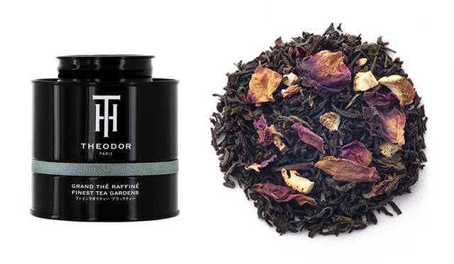 <strong>THE Ô DOR｜テオドー　「メランジュ オー」　100g（缶入り）　3360円</strong><br />THEODORがパフュームを作ったら……こうして生まれた「メランジュ オー」は、バニラのようなコクのある香りから、オレンジのようなフレッシュさ、バラの華やかさなど、計8種ものフレイバーがブレンドされているのが特徴。トップノート、ミドルノート、ラストノートと、パフュームに香りの変化があるように、花々の香りを柑橘系のフレッシュで切れのある香りが包み込む、そんな香りの変化を唇で愉しみたい。緑茶がブレンドされているので、ストレートで飲むのがお薦め。また、アイスティーにしても格別なのでぜひ試してみて！<br /><br />香りの特徴｜ジャスミン、バニラ<br />原材料｜紅茶、緑茶、オレンジ・レモンの皮、バラの花びら、ジャスミン<br />香料｜イチジク、ハス、スリナムチェリー、ベルガモット<br />エッセンシャルオイル｜レモン