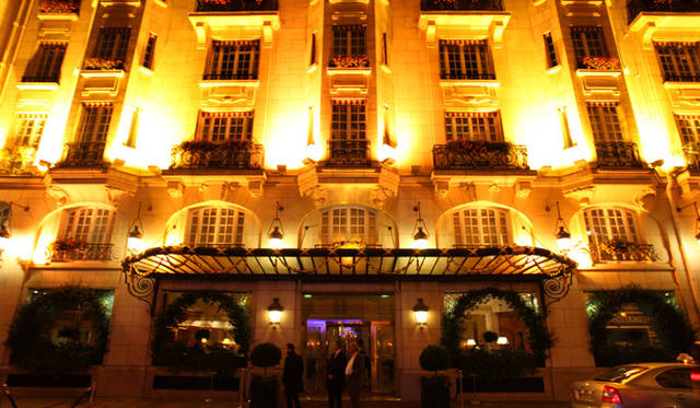 <strong>フランス｜ル・ブリストル</strong>　フォーブル・サントノーレに面した美しすぎるたたずまい。集う紳士・淑女もまた、エレガンス。