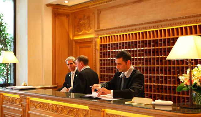 <strong>フランス｜ル・ブリストル</strong>　機能性よりも格式美こそパラスの真骨頂。顔をおぼえられれば部屋番号を告げなくてもキーが差し出される。