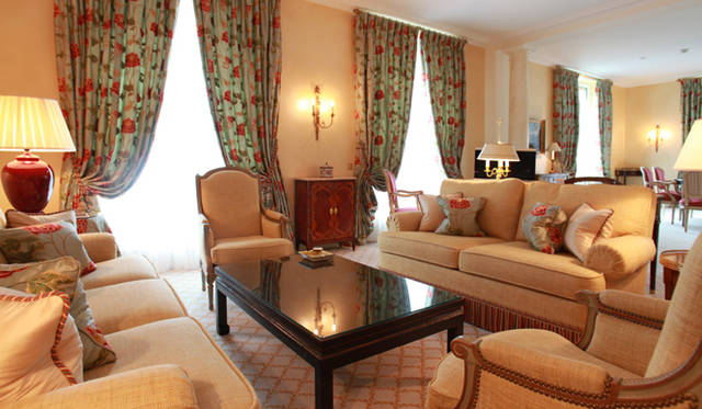 <strong>フランス｜ル・ブリストル</strong>　エッフェル塔を望むパリ・スイート。バルコニーを備えた150平方メートルの客室にはサロン、ダイニング、寝室、キッチンが。