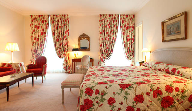 <strong>フランス｜ル・ブリストル</strong>　パリ・スイートのゆったりと広い寝室。