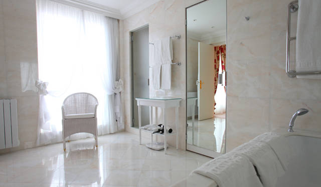 <strong>フランス｜ル・ブリストル</strong>　パリ・スイートのバスルームはポルトガル産のローズピンク色の大理石仕様。ハマム（トルコ風バス）もありエキゾチック。