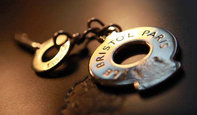 <strong>フランス｜ル・ブリストル</strong>　ずっしりと重いキー。これこそがル・ブリストルのゲストの証し。