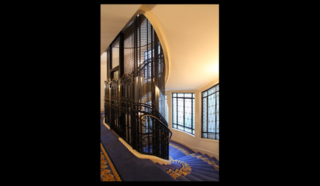 <strong>フランス｜ル・ブリストル</strong>　手動で動かすアンティークなエレベータも現役。