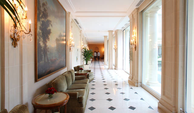<strong>フランス｜ル・ブリストル</strong>　自然光が差し込む、中庭を見渡す端正な大理石のフロア。