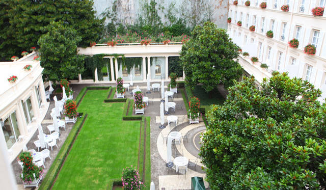 <strong>フランス｜ル・ブリストル</strong>　ル・ブリストルといえばこの中庭。パラスのなかでも最大規模を誇る。