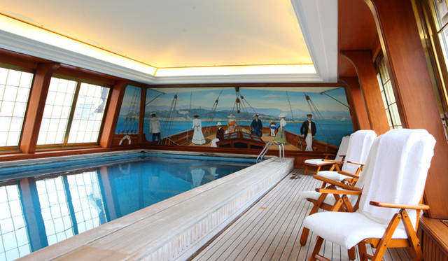 <strong>フランス｜ル・ブリストル</strong>　客船をイメージしたユニークなプール。 