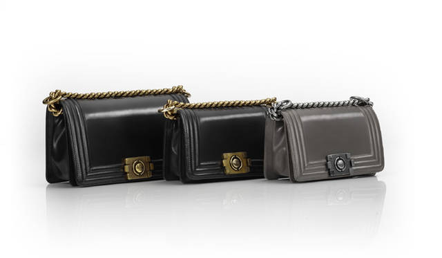 <strong>CHANEL｜シャネル</strong>　左から バッグ（H14×W25×D7 cm） 29万9250円、バッグ（H12×W20×D7 cm） 27万1950円<br />©CHANEL