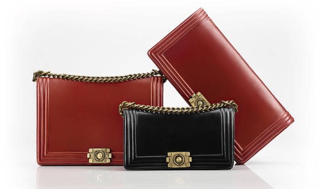 <strong>CHANEL｜シャネル</strong>　左から バッグ（H21×W30.5×D9 cm） 34万200円、バッグ（H12×W20×D7 cm） 27万1950円、クラッチバッグ（H14×W30×D5 cm） 26万4600円 ※ レッドは参考色<br />©CHANEL