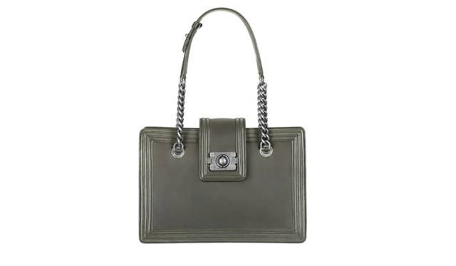 <strong>CHANEL｜シャネル</strong>　トートバッグ（H22×W32×D13 cm） 36万2250円<br />©CHANEL