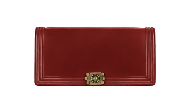 <strong>CHANEL｜シャネル</strong>　クラッチバッグ（H14×W30×D5 cm） 26万4600円<br />©CHANEL