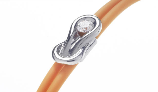 <strong>FOREVERMARK│フォーエバーマーク</strong>　コードには「永遠のきずな」を表現した結び目のモチーフがあしらわれ、その中央には特別なフォーエバーマーク ダイヤモンドが煌く。