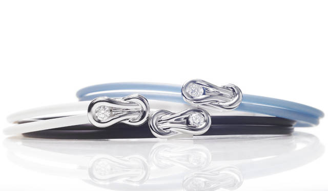 <strong>FOREVERMARK│フォーエバーマーク</strong>　すでに発売中のブルー、白、黒の3色。ブレスレット[WG×PVC×ダイヤモンド] 各8万円前後（フォーエバーマーク）