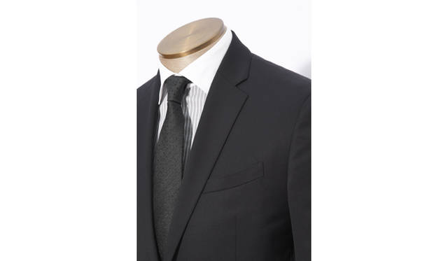 <strong>ESTNATION｜エストネーション</strong>　従来のオリジナルモデルと比べ、ゴージ位置も高く、さらにシャープにデザインされ たラペル。一層モダンなイメージに仕上がっている。 