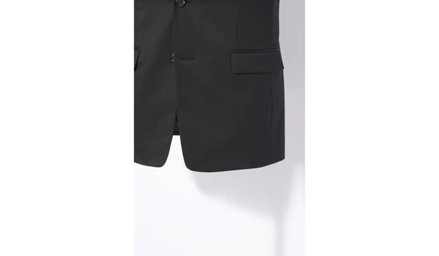 <strong>ESTNATION｜エストネーション</strong>　ドロップをあえてきつくせずに、チェストから裾にかけて細くストレート気味なラ インに。フロントをスクエアカットにすることでコンパクトで端正なプロポーション に。 