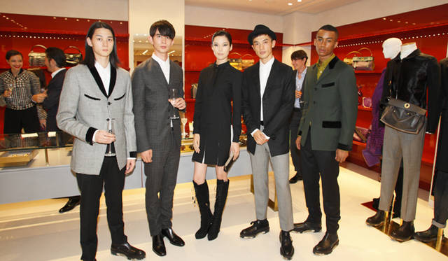 <strong>YVES SAINT LAURENT｜イヴ・サンローラン</strong>　左から柳 俊太郎さん、Matさん、TAOさん、Daisukeさん、Robbie Morimotoさん<br />Courtesy of Yves Saint Laurent