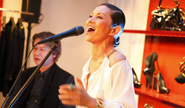 <strong>YVES SAINT LAURENT｜イヴ・サンローラン</strong>　夏木マリさんによるシークレットライブ！<br />Courtesy of Yves Saint Laurent