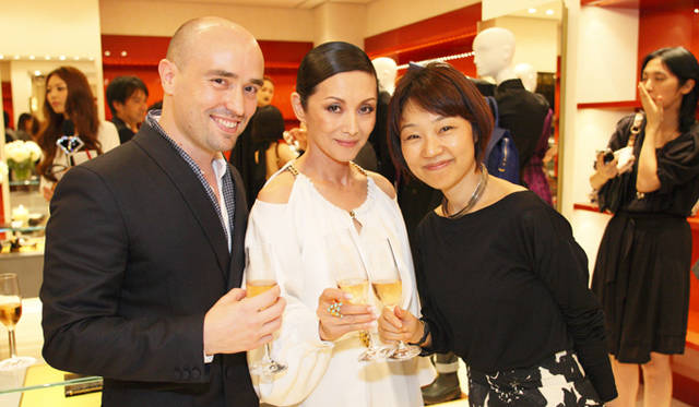 <strong>YVES SAINT LAURENT｜イヴ・サンローラン</strong>　左からグッチグループ ジャパン イヴ・サンローラン ディビジョン ジェネラル マネージャー シルヴァン ステヴァンさん、夏木マリさん、雑誌『ELLE』編集長 森 明子さん<br />Courtesy of Yves Saint Laurent