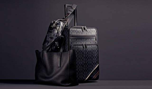 <strong>阪急MEN’S TOKYO</strong>　トロリーケース「ヘリテージ ストライプ ラージ ウィール アロング」（W46×H52×D21cm）11万9700円（コーチ）、ワンショルダーのボディバッグ「PIPPO RODI CAMO」（W17.5×H32×D7cm）6万7200円（ダニエル&ボブ）、トートバッグ（W42×H32×D17.5cm）12万6000円 （メゾン タクヤ）　<br />Photo by Jun Udagawa　/　pen10月15日号より抜粋