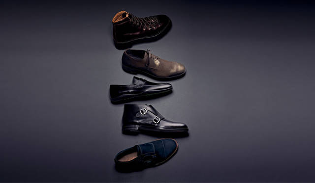 <strong>阪急MEN’S TOKYO</strong>　（写真上から） ブーツ13万1250円（マルモラーダ）、プレーントウ9万300円（セルジオ・ロッシ）、ローファー5万9850円（ハリーズ オブ ロンドン）、ダブルモンクストラップの「ST.JAMES」9万3450円（ジミー チュウ）、ダブルモンクストラップの「ウィリアム」6万3000円（パラブーツ）　<br />Photo by Jun Udagawa　/　pen10月15日号より抜粋