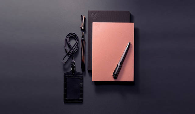 <strong>阪急MEN’S TOKYO</strong>   （写真むかって右から） ノート。バンド付きのハードカバーと、使いやすいソフトカバーの2種類。A5アプリコット　2020円、A5ダークブラウン　3350円（ともにモノクル）、ペン　14万700円（ダンヒル）、万年筆　2万6250円（TACCIAサ. バン）、ID&ジョッターメモ　6300円（ロメオ）　<br />Photo by Jun Udagawa　/　pen10月15日号より抜粋