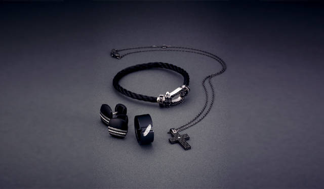 <strong>阪急MEN’S TOKYO</strong>  （上）ブレスレット　79万5900円（フレッド)、（下・右）.クロス ネックレス　35万7000円(ダミアーニ)、（下・左）リング　14万7000円、カフリンクス　17万1150円(ともにショーメ)　<br />Photo by Jun Udagawa　/　pen10月15日号より抜粋