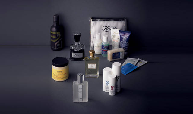 <strong>阪急MEN’S TOKYO</strong>（上段むかって右から） 数量限定トラベルキット「メンズヒーロー」 6930円(キールズ)、オードパルファム「アバントゥス」 75mL　2万4150円(クリード)、シャンプー「アヴェダ メン」 300mL　3570円(アヴェダ メン)、FL　オードトワレ 「n No.89」 100mL　1万500円(フローリス)、ボディクリーム「lemonシリーズ」 226g　3990円(シー・オー・ビゲロウ)、フランス発コスメブランド「66°30」のプロダクト「デイ サイクル」 4988円、「エクストリーム サイクル」 7245円、「プレジション　サイクル」  4725円(すべて66°30)、「YUZU MAN」（阪急メンズ東京先行発売） 75mL　7350円(キャロン )　<br />Photo by Jun Udagawa　/　pen10月15日号より抜粋