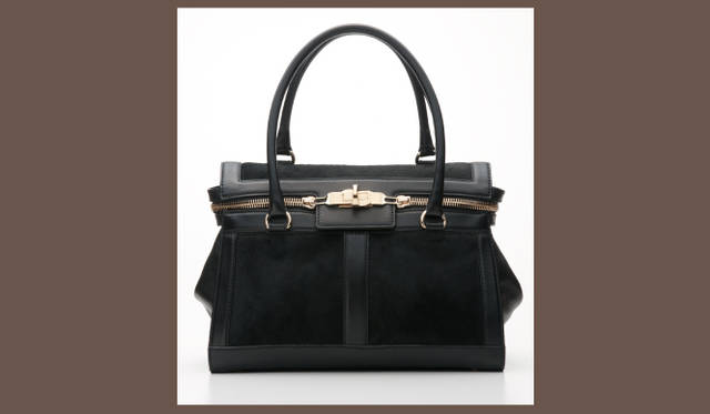 <strong>MaxMara│マックスマーラ</strong>　マックスマーラのアイコンバッグ「マルゴー」。カラーはキャメルとブラックの2色が展開される。12万1800円（マックスマーラ／マックスマーラ ジャパン）