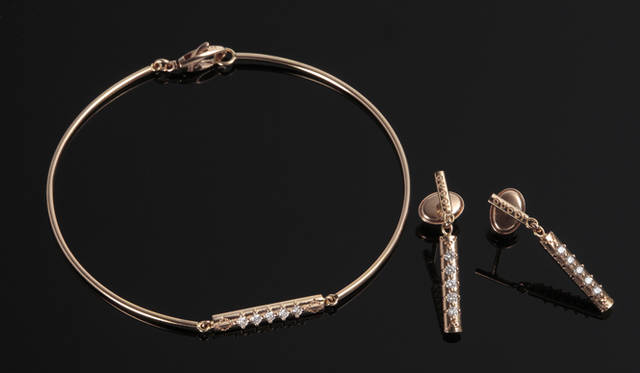 <strong>GUCCI｜グッチ</strong>　左／「ディアマンティッシマ」ブレスレット [PG×ダイヤモンド] 13万8600円、右／ピアス [PG×ダイヤモンド] 16万8000円（ともにグッチ／グッチ ジャパン）