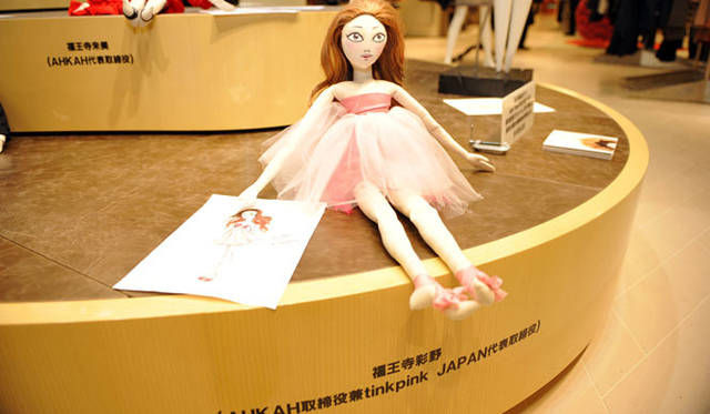 <strong>BARNEYS NEW YORK｜バーニーズ　ニューヨーク</strong>　「ANDREW YANG for BARNEYS NEW YORK」　ティンクピンク デザイナー 福王寺彩野ドール