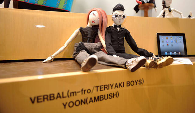 <strong>BARNEYS NEW YORK｜バーニーズ　ニューヨーク</strong>　「ANDREW YANG for BARNEYS NEW YORK」　VERBAL（m-flo/TERIYAKI BOYS®)ドール、YOON（AMBUSH®)ドール