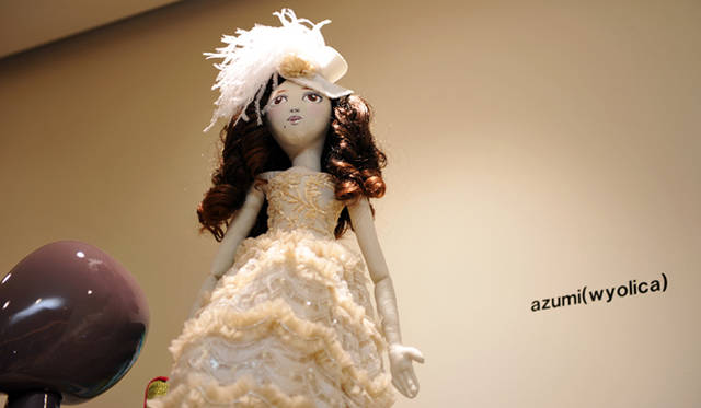<strong>BARNEYS NEW YORK｜バーニーズ　ニューヨーク</strong>　「ANDREW YANG for BARNEYS NEW YORK」　歌手 Azumi （Wyolica)ドール