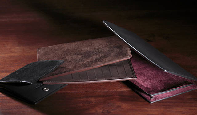 <strong>JOHN LOBB│ジョンロブ</strong>　革小物シリーズ「TWIN STITCH」　左／コインパース（8×8cm）3万4650円、中／クレジットカードウォレット 12枚（14.8×11.5cm）7万6650円、右／YEN ウォレット（17.5×9.2cm）7万1400円