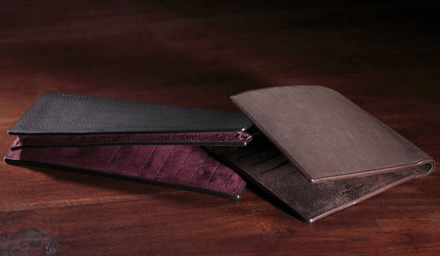 <strong>JOHN LOBB│ジョンロブ</strong>　革小物シリーズ「TWIN STITCH」　左／YEN ウォレット、右／クレジットカードウォレット 8枚（9.9×12cm）6万900円